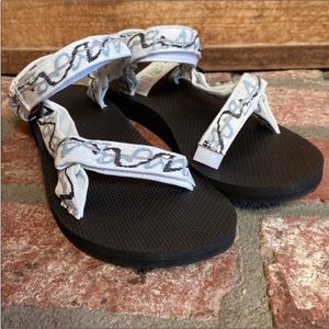 Teva sandals. Woman’s 10.